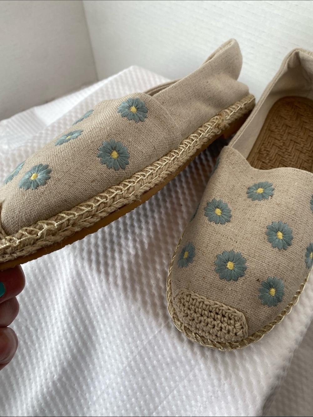 New Women's Daisy Embroidered Canvas Espadrilles Slip-On Flats - Size 8 / 8.5 - Picture 10 of 11